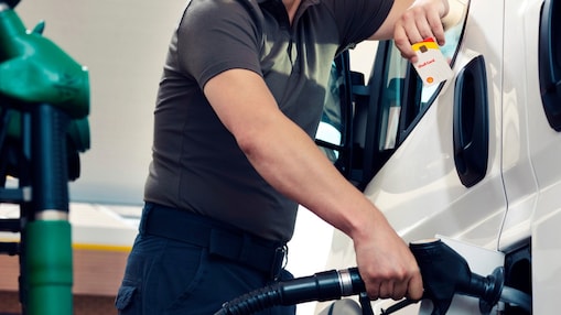 Een man tankt zijn auto.