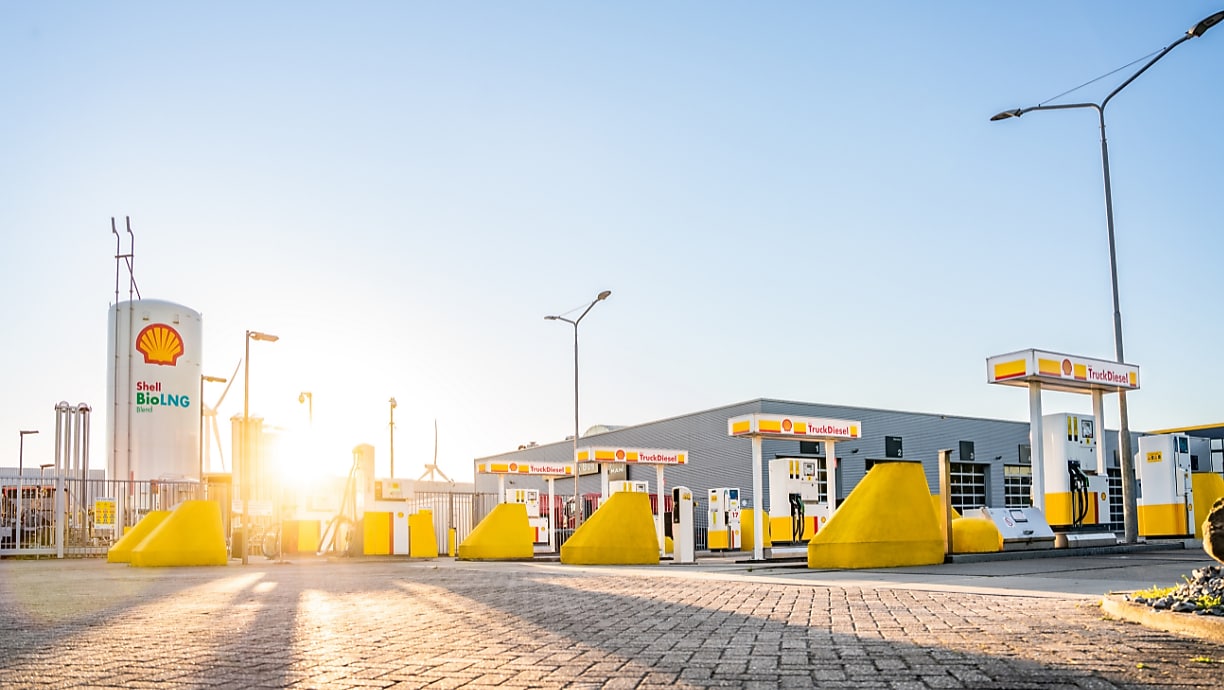 Shell station met ondergaande zon met BioLNG tank