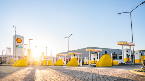 Shell station met ondergaande zon met BioLNG tank