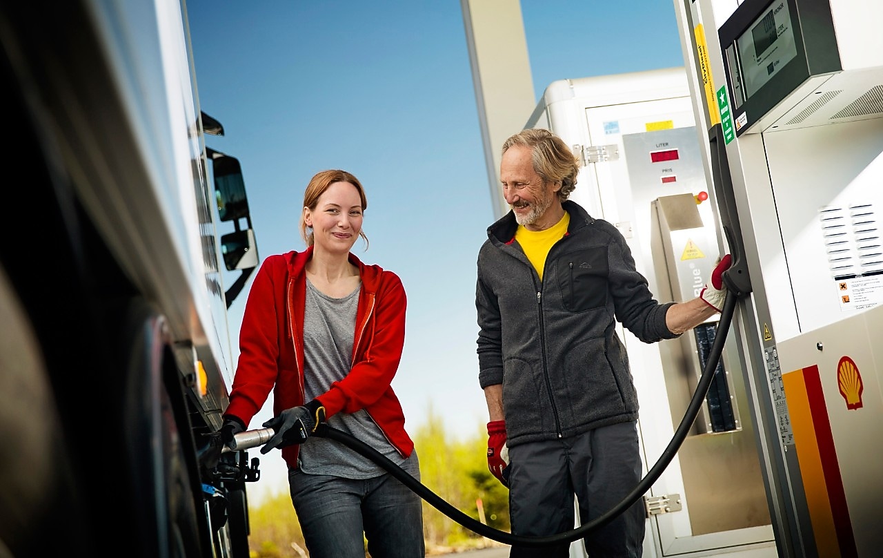 Man en vrouw tanken diesel bij een Shell-pompstatoin