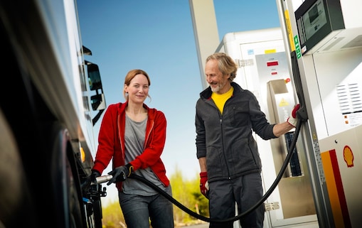 Man en vrouw tanken diesel bij een Shell-pompstatoin