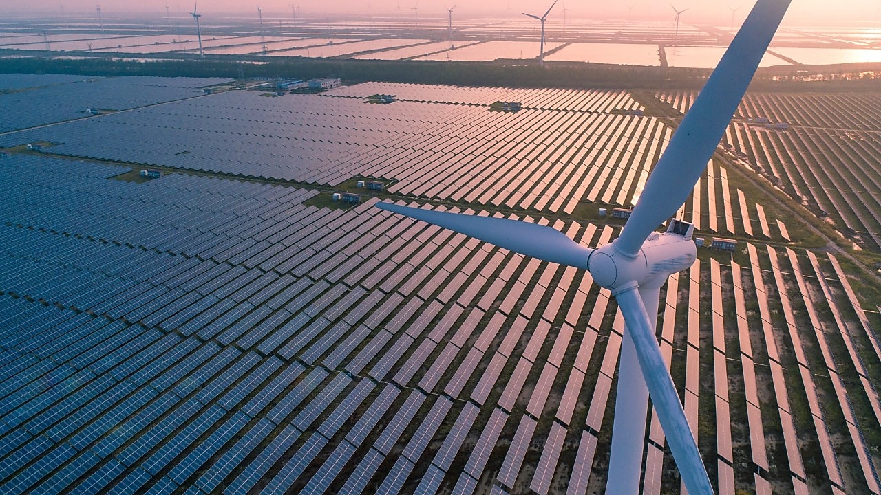 Een windturbine en zonnepanelen