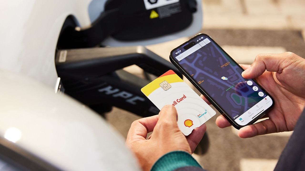 Hand met Shell Card en Shell Fleet App