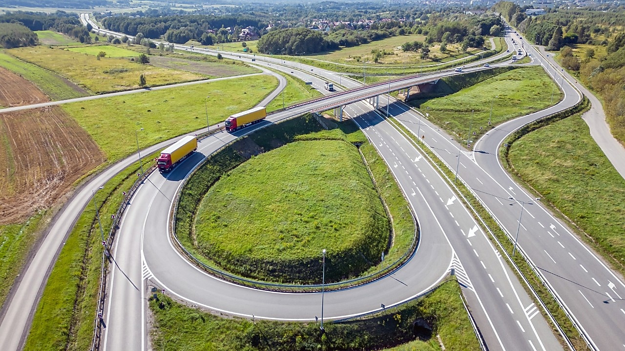 Vrachtwagens rijden de snelweg op in Polen