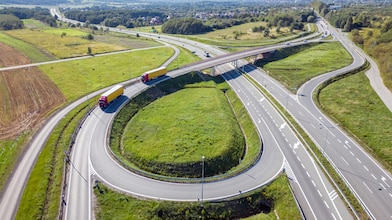 Vrachtwagens rijden de snelweg op in Polen