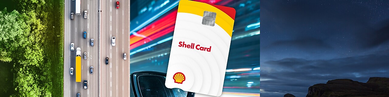 Luchtfoto van snelweg, achteruitkijkspiegel in de auto en een lichtstreep voor nachtauto's.