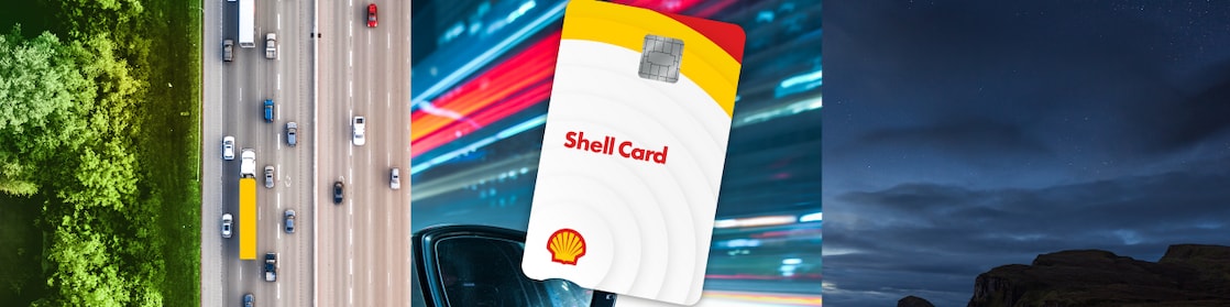 Luchtfoto van snelweg, achteruitkijkspiegel in de auto en een lichtstreep voor nachtauto's.