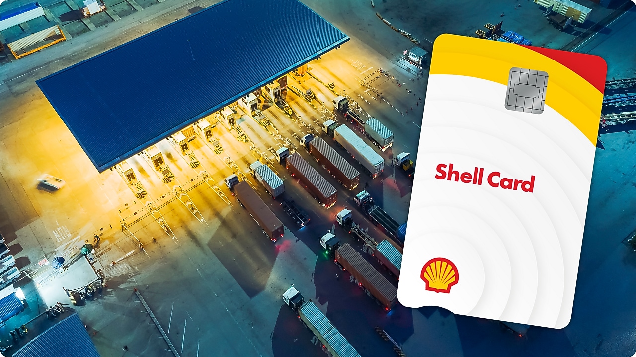 Vrachtwagens bij tolhuisjes 's nachts, van bovenaf