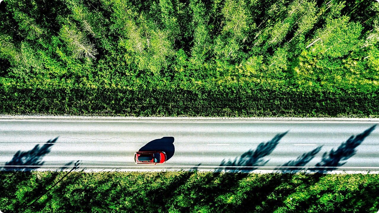 Voertuig op een snelweg die van bovenaf wordt gezien