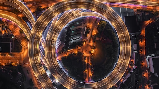 Verlichte nachtweg van bovenaf