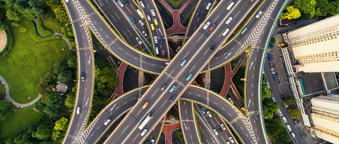 Een druk nelwegknooppunt