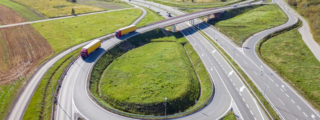 Twee vrachtwagens rijden de snelweg op in Polen