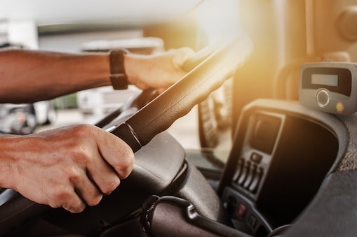 Handen aan het stuur op deze vrachtwagen