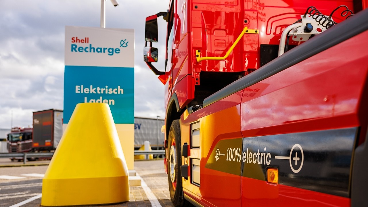 Elektrisch laden op Shell Truck Stop Eindhoven Acht (Foto: Eric van Vuuren)