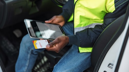Chauffeur houdt Shell Card naast tablet voor overzicht