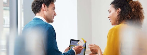 Man geeft vrouw Shell Card op kantoor