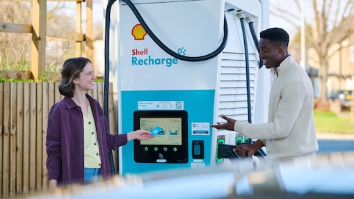 Man en vrouw bij de Shell Recharge-lader (Foto: Shell International)