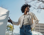 Een vrouw bij een laadpaal