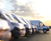 Een rij witte bestelbusjes