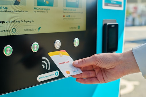 Shell Card bij de automaat houden.