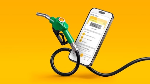Man en vrouw bij de Shell Recharge-lader (Foto: Shell International)