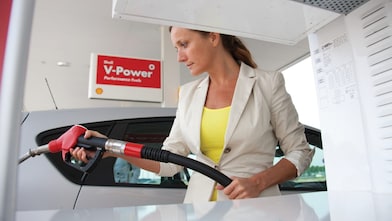 Een vrouw tankt Shell V-Power