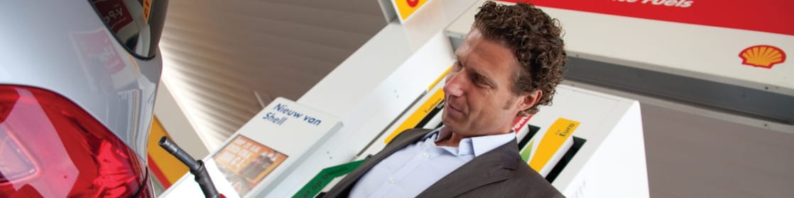 Een man tankt Shell V-Power