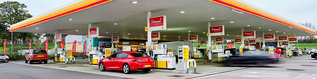 Een vrouw tankt Shell V-Power