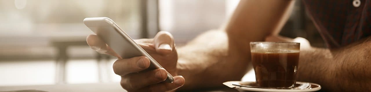 Smart phone en koffie