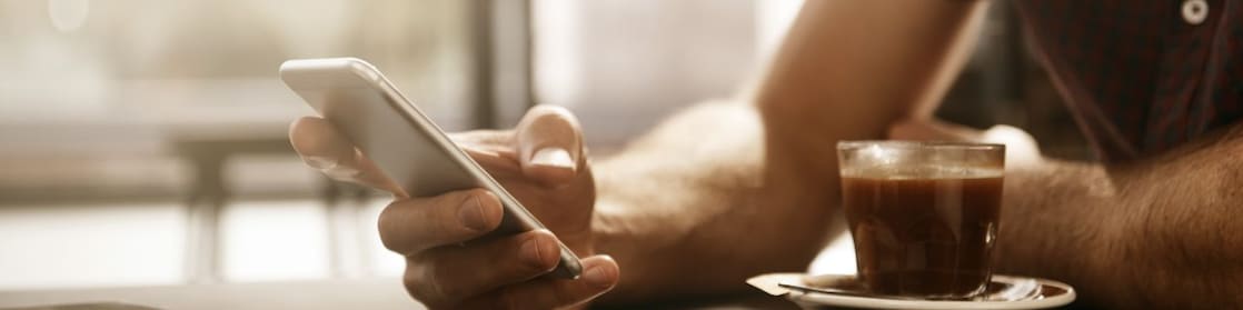 Smart phone en koffie