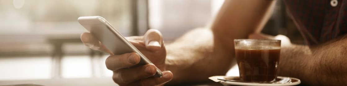 Smart phone en koffie