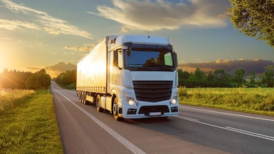 Een witte vrachtwagen op een provinciale weg