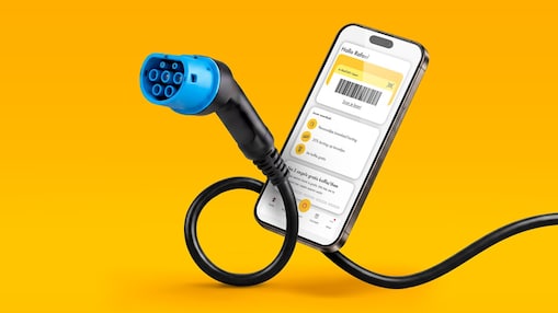 Man en vrouw bij de Shell Recharge-lader (Foto: Shell International)