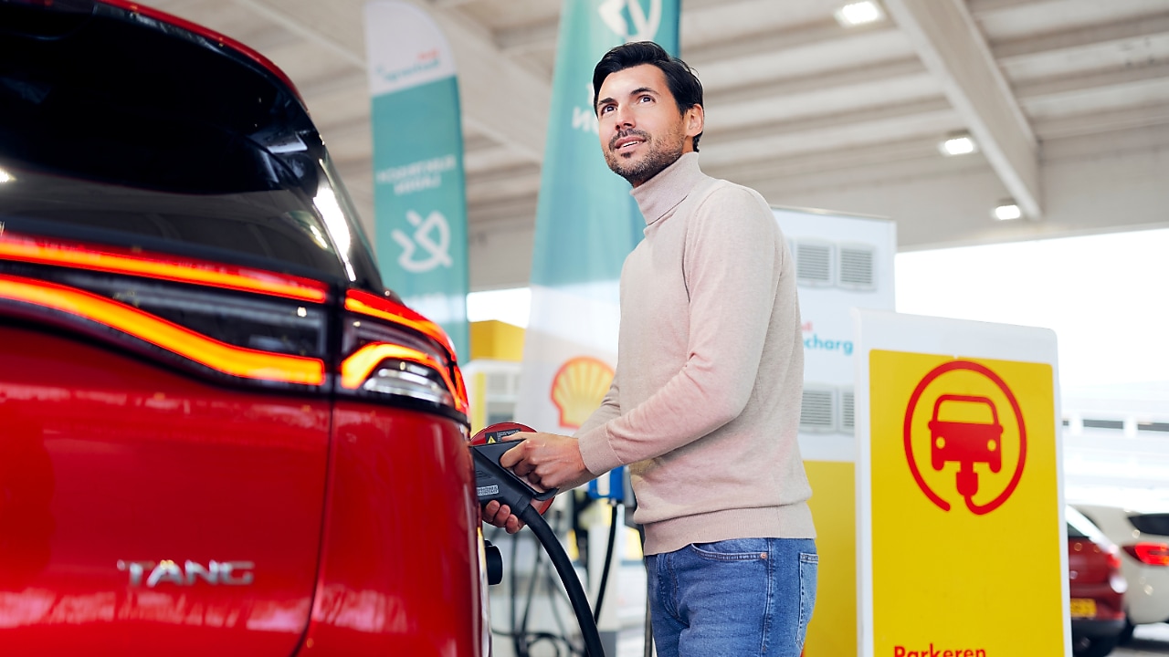 Abbildung von  einem Mikrofasertuch, Scheibenreinigungs-Set, Felgenreinigungsspray und Innenreinigungsspray auf einem roten Autodach.