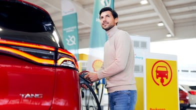 Abbildung von  einem Mikrofasertuch, Scheibenreinigungs-Set, Felgenreinigungsspray und Innenreinigungsspray auf einem roten Autodach.