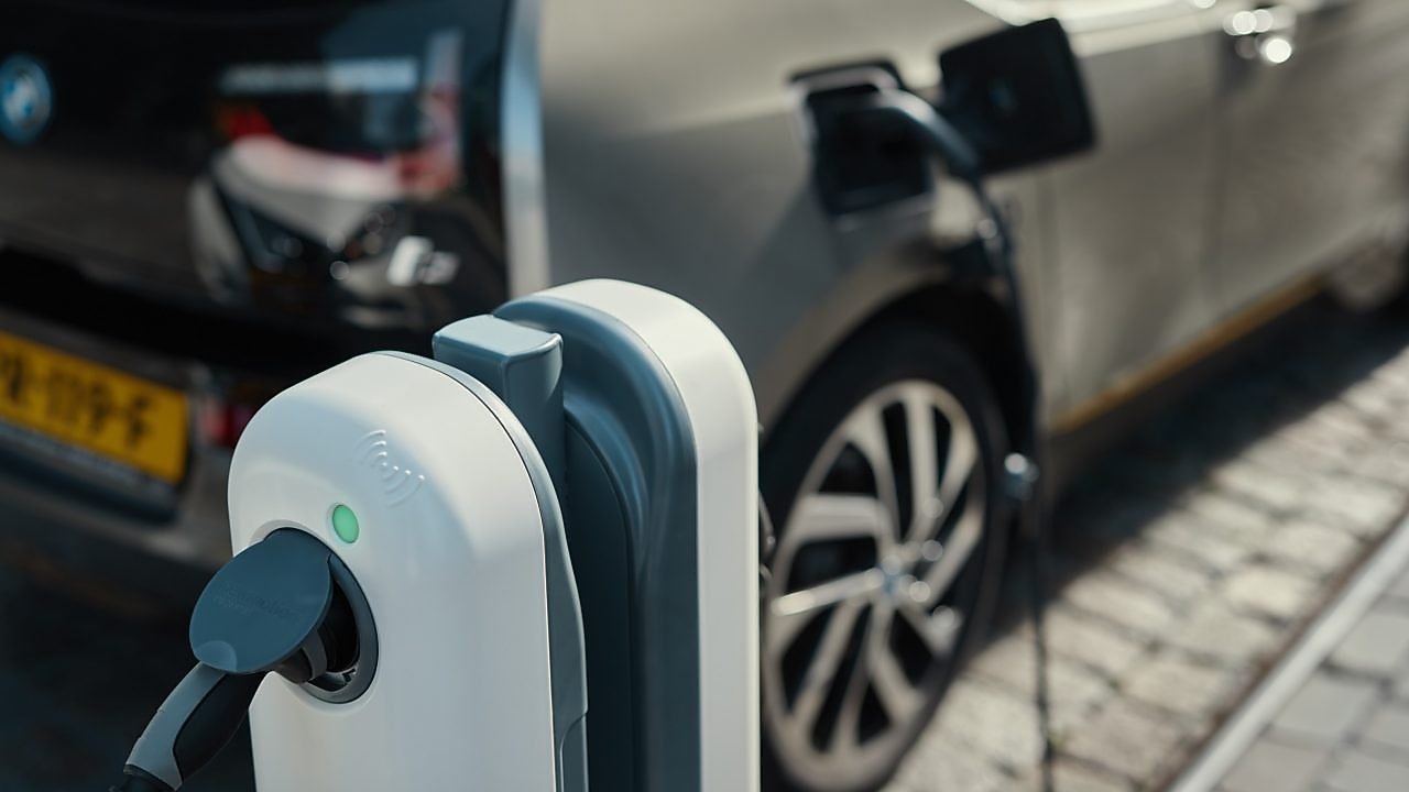 Snelladen bij het winkelcentrum of de bouwmarkt