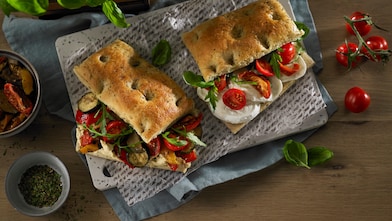 rolls bread and egg on tray