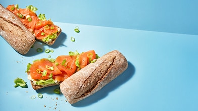 rolls bread and egg on tray