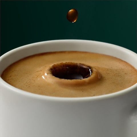 Nahaufnahme Americano in Tasse von Shell Café