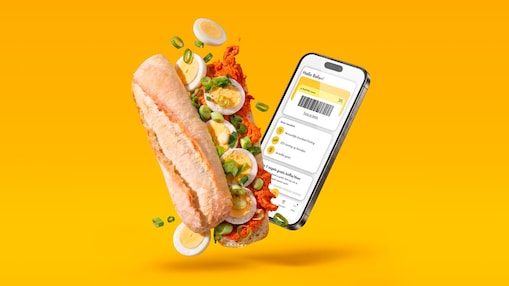 Man en vrouw bij de Shell Recharge-lader (Foto: Shell International)