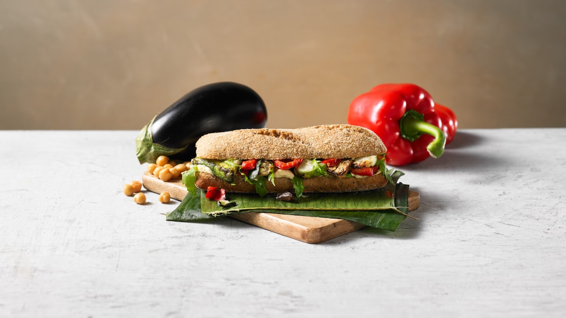 rolls bread and egg on tray