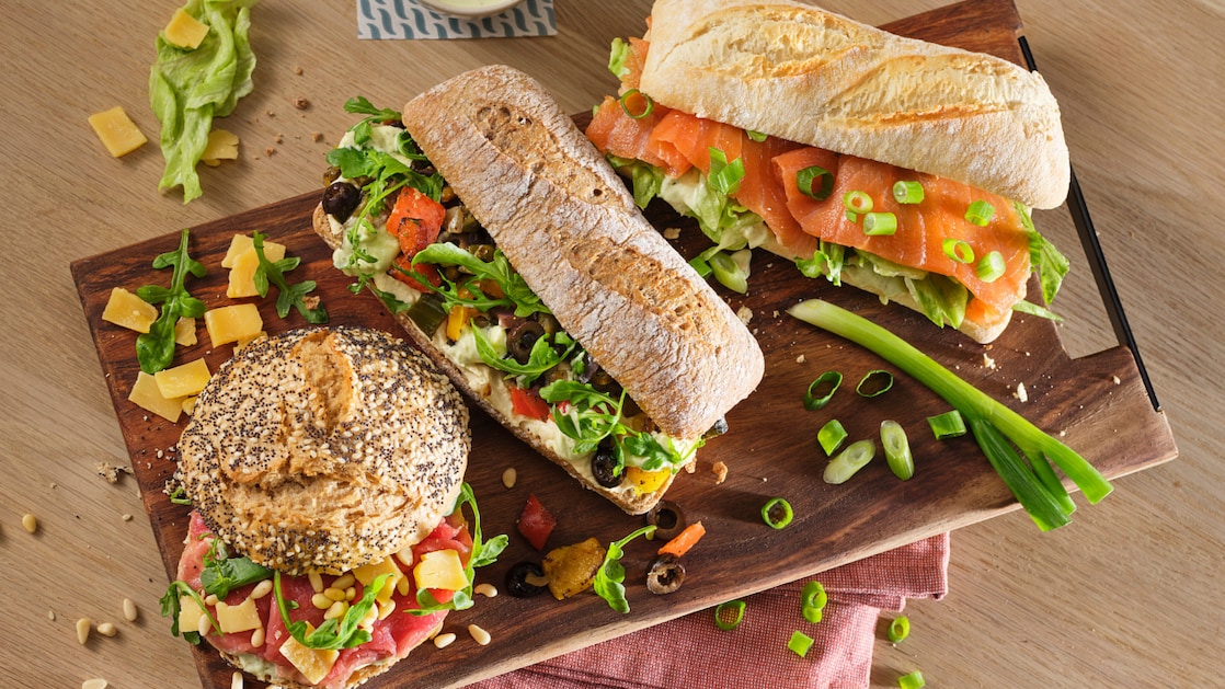rolls bread and egg on tray