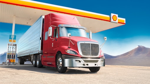 Een truck tankt bij een Shell station
