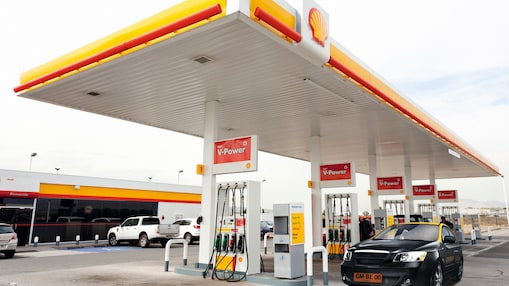 Een zwarte taxi tankt bij een Shell station