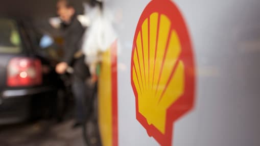 Een truck tankt bij een Shell station