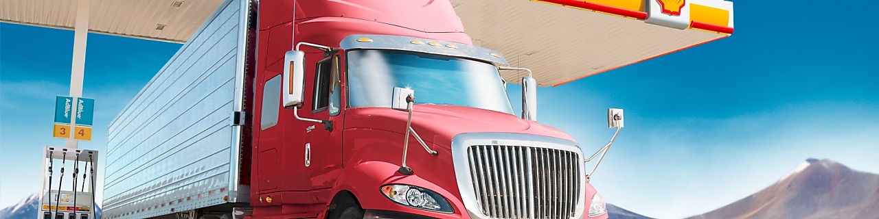 Een truck tankt bij een Shell station